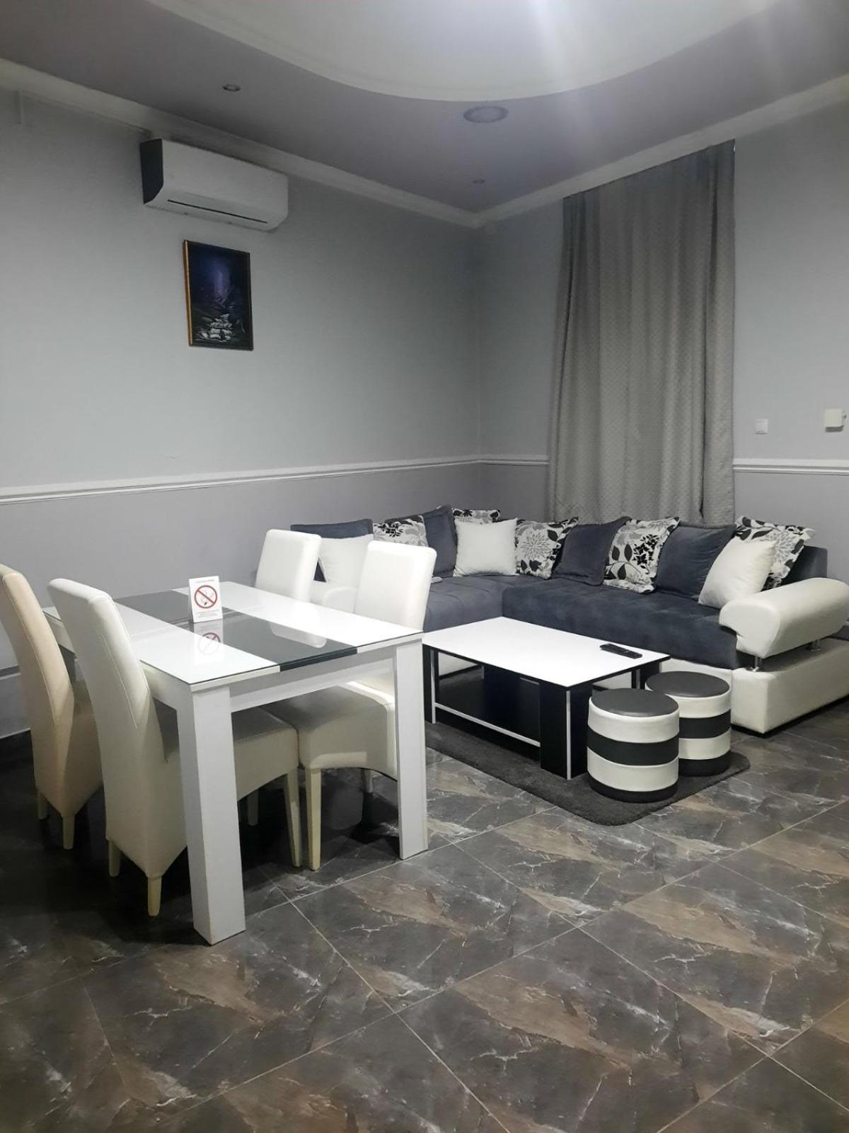 Apartments Royal Menex โปชาเรวัซ ห้อง รูปภาพ