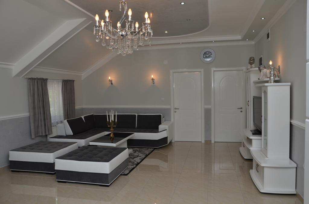 Apartments Royal Menex โปชาเรวัซ ภายนอก รูปภาพ