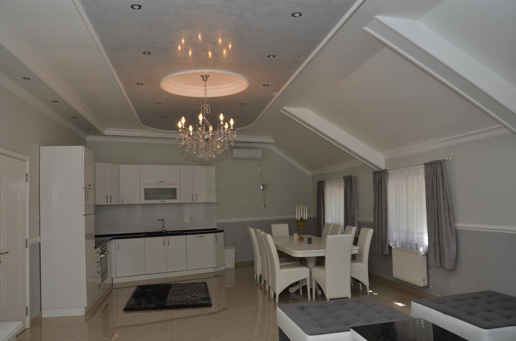 Apartments Royal Menex โปชาเรวัซ ห้อง รูปภาพ