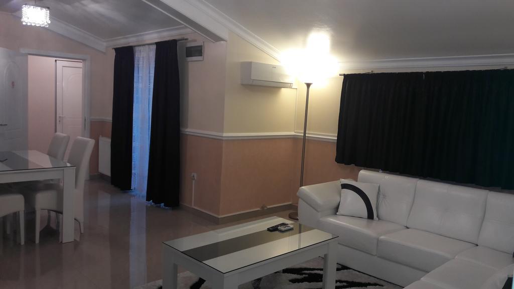 Apartments Royal Menex โปชาเรวัซ ภายนอก รูปภาพ